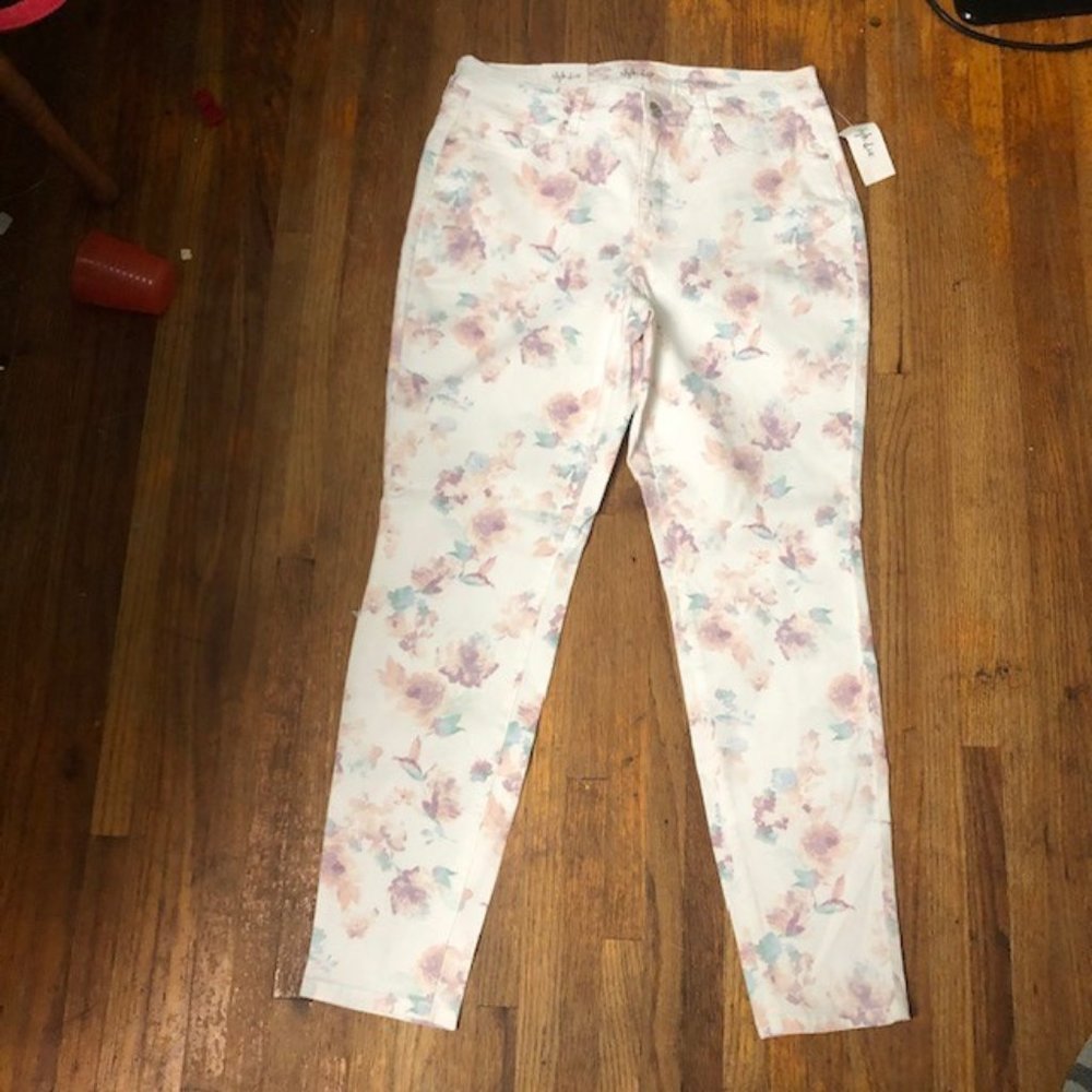 Style & Co Curvy Skinny Leg Cream Floral  Jeans
